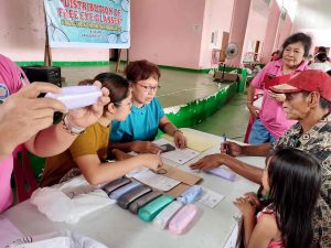 Read more about the article SOBRA MIL NGA EYEGLASSES IGINDISTRIBWER HA MGA SENIOR CITIZENS HAN SYUDAD HAN BORONGAN