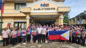 Read more about the article Ayala Foundation’s #MagingMagiting Campaign Donates Philippine Flags to Borongan City Schools