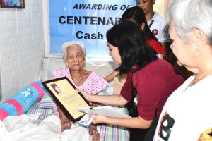 Read more about the article DUHA NGA CENTENARIANS HAN SIYUDAD, GINTAGAN HIN CASH GIFT HAN NATIONAL GOVERNMENT