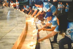 LIGHTS-CANDLES,-OFFERS-PRAYER-AND-SONG-FOR-10th-ANNIVERSARY-OF-SUPER-TYPOON-YOLANDA2