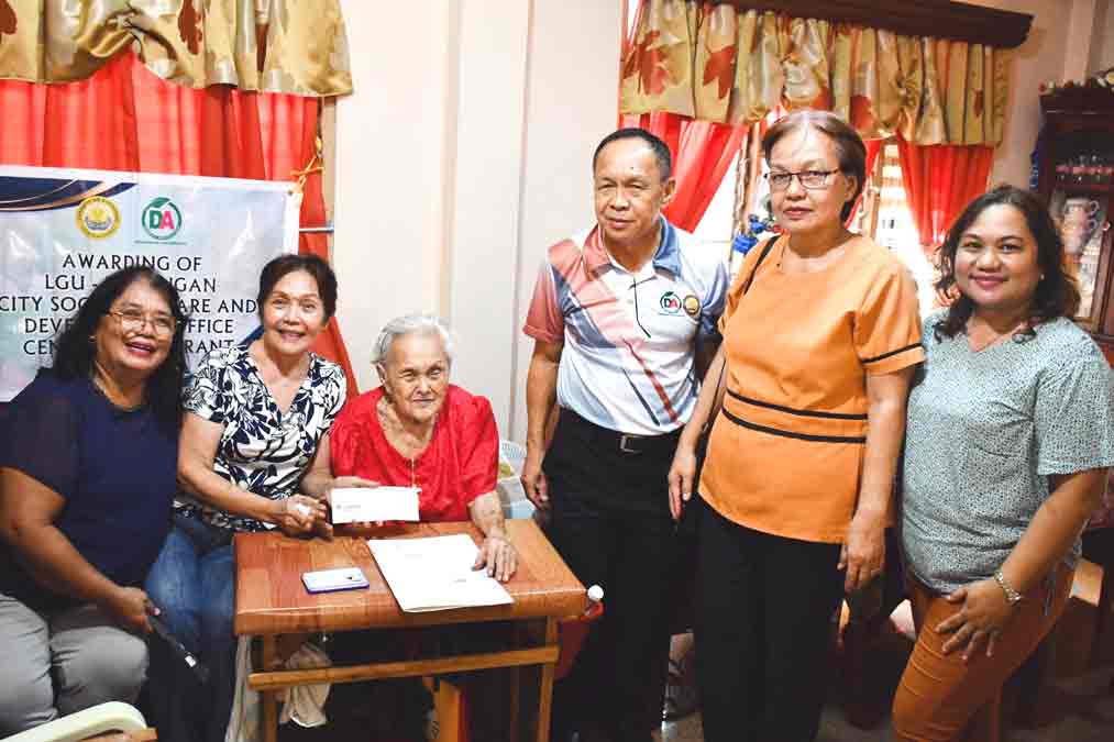 You are currently viewing CENTENARIAN HA BRGY. SONGCO, SYAHAN NGA NAKAKARAWAT HIN GRANT YANA NGA TUIG 2024 TIKANG HA LGU BORONGAN